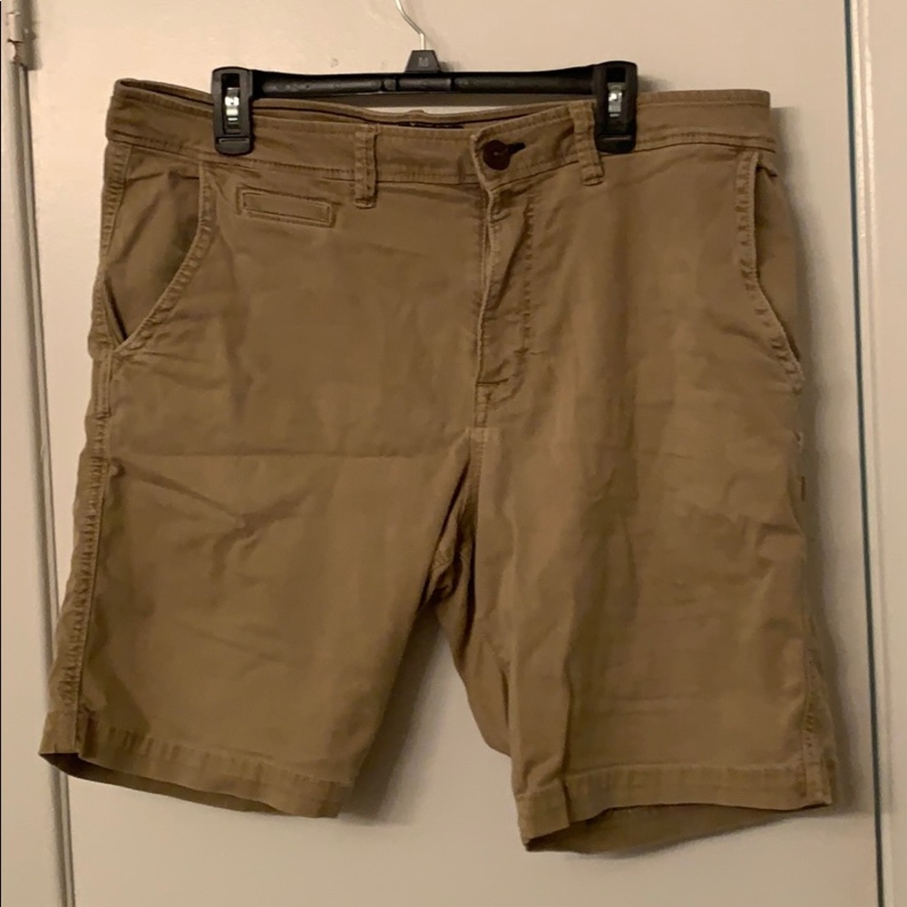 Khaki men’s American Eagle shorts